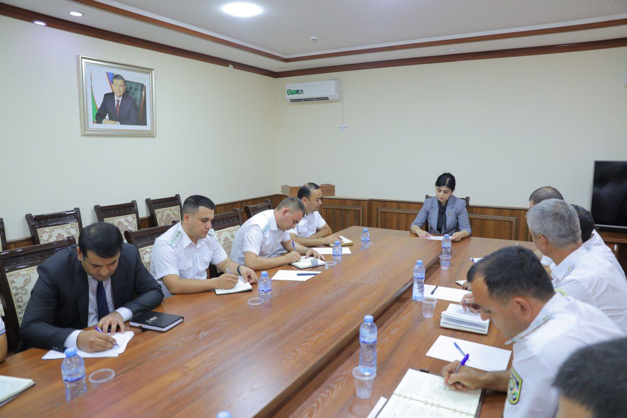 Yalangoch tanani korsatish Porno yigit mushukni yalaydi va sikni soradi